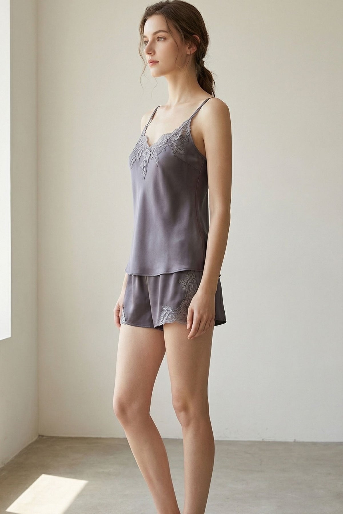 Ensemble Cami & Short en Soie de Mûrier avec Dentelle Florale Gris Mauve