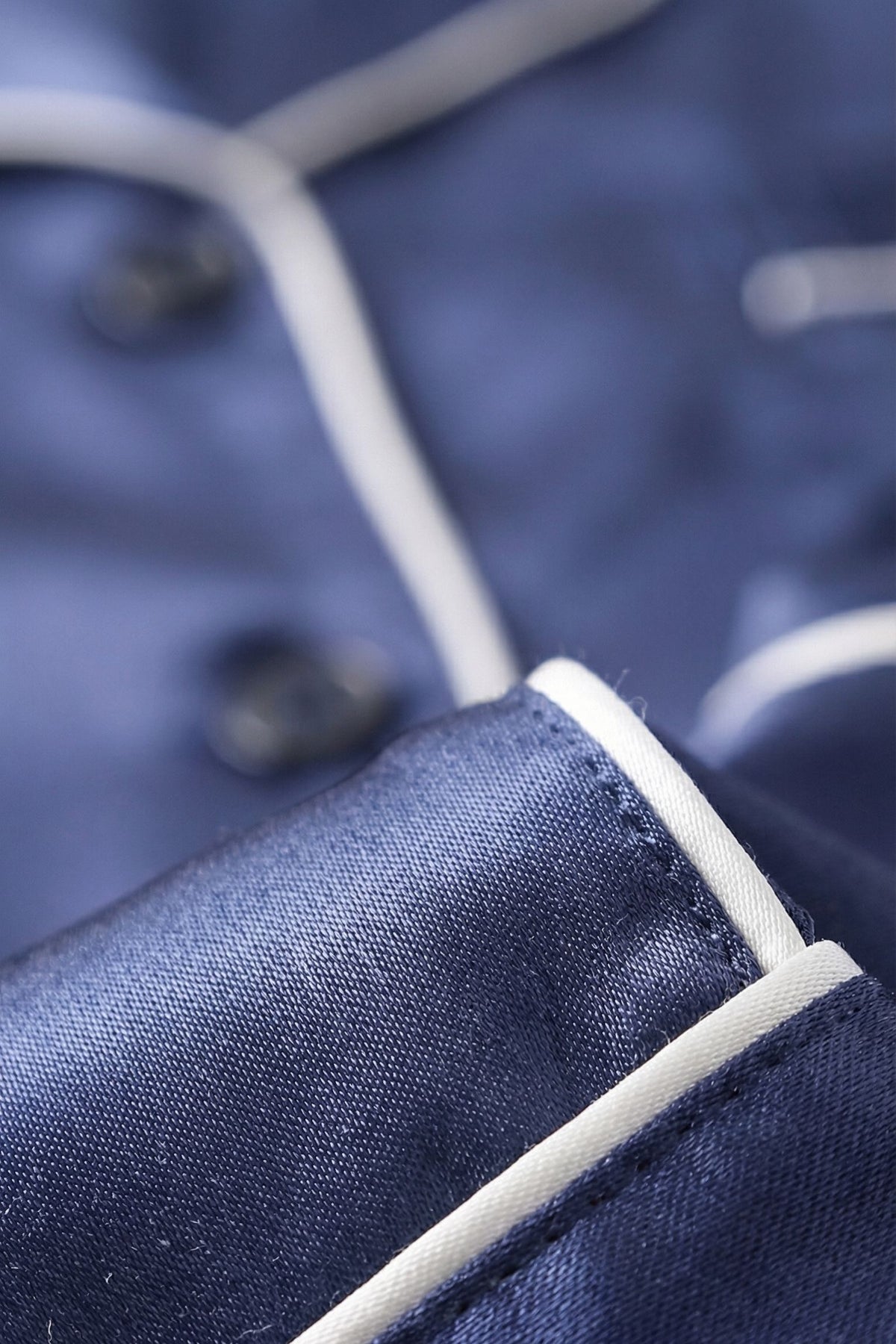 Pyjama en Soie de Mûrier avec Biais Contrasté Bleu Marin Ensemble de Nuit Luxe