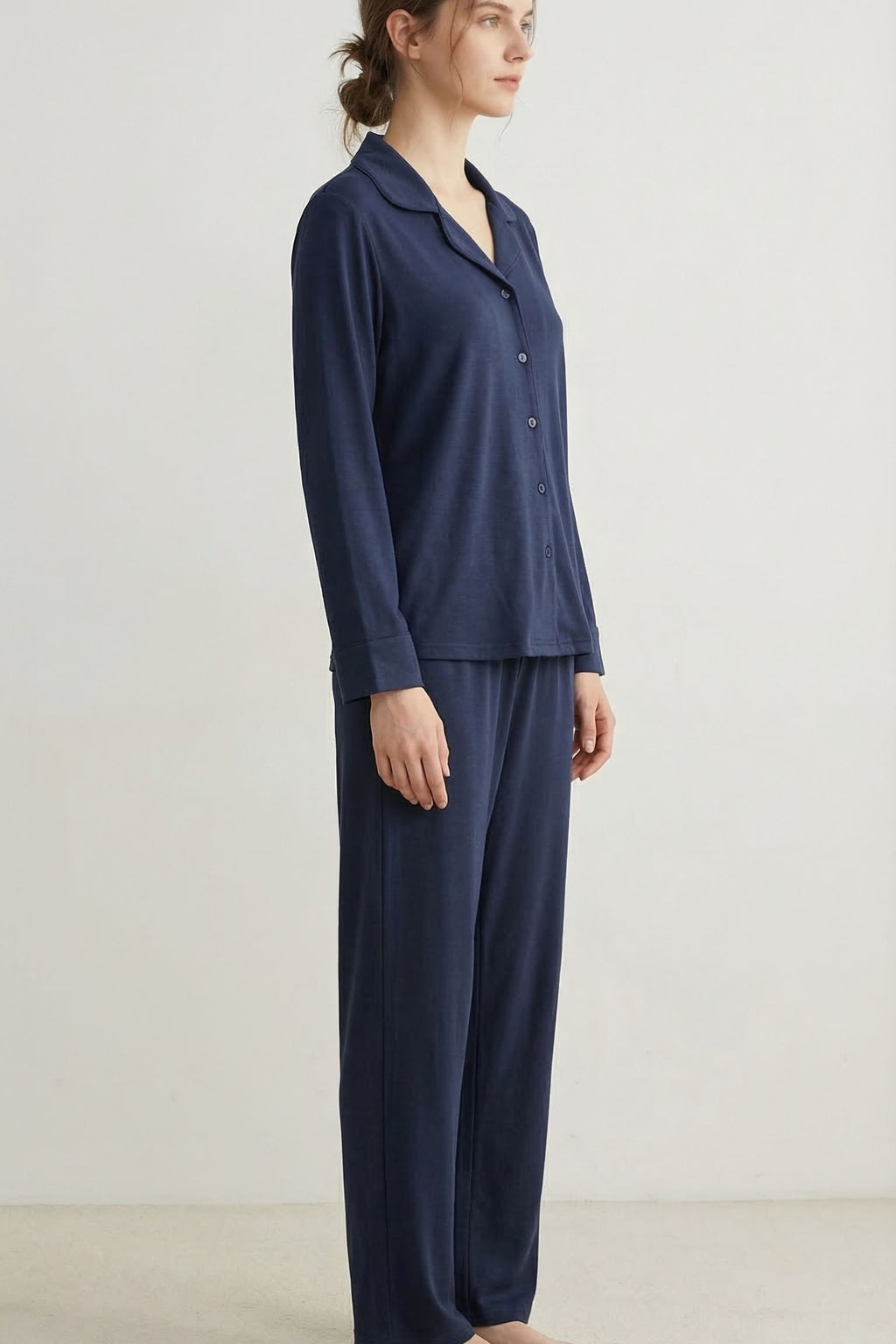 Pyjama en Soie de Mûrier Bleu Marin - Col Chemise et Revers Élégants