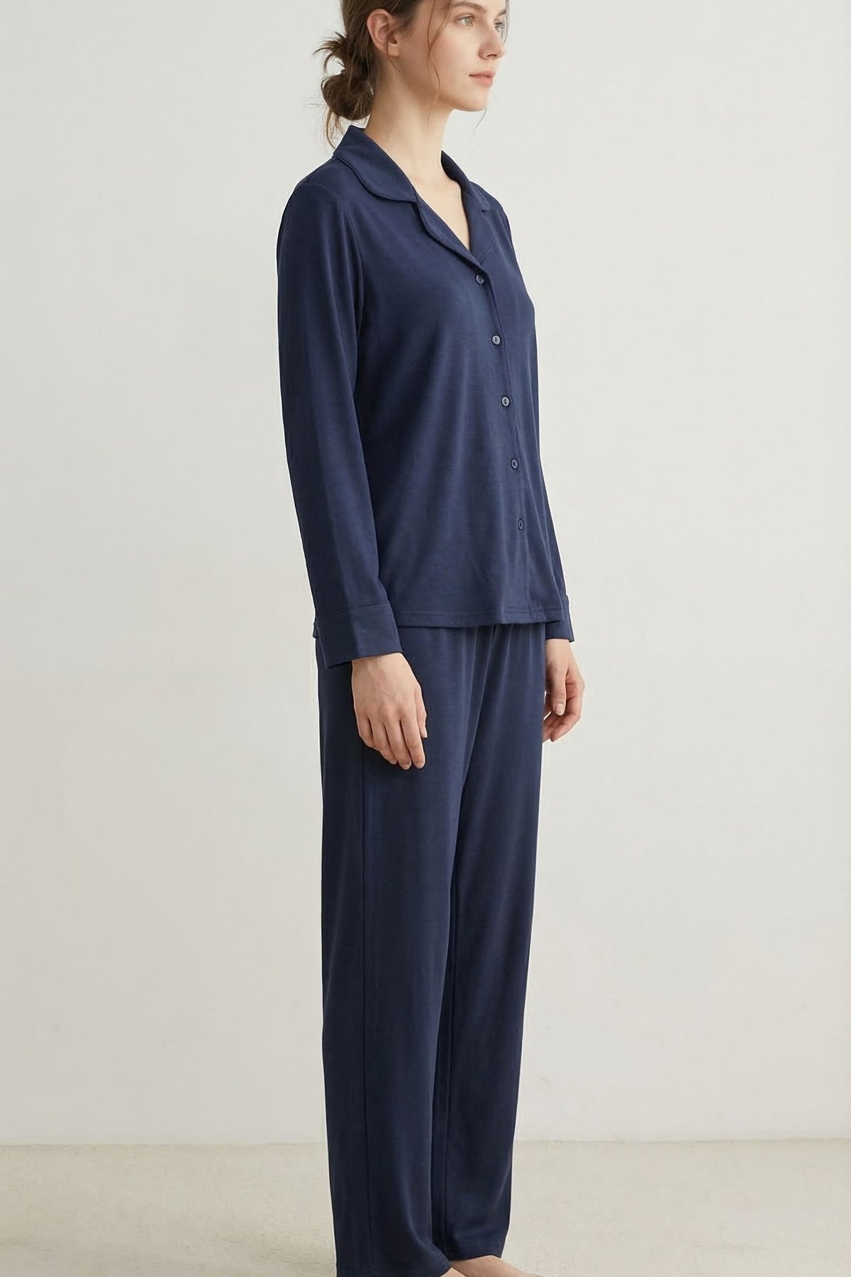 Pyjama en Soie de Mûrier Bleu Marin - Col Chemise et Revers Élégants