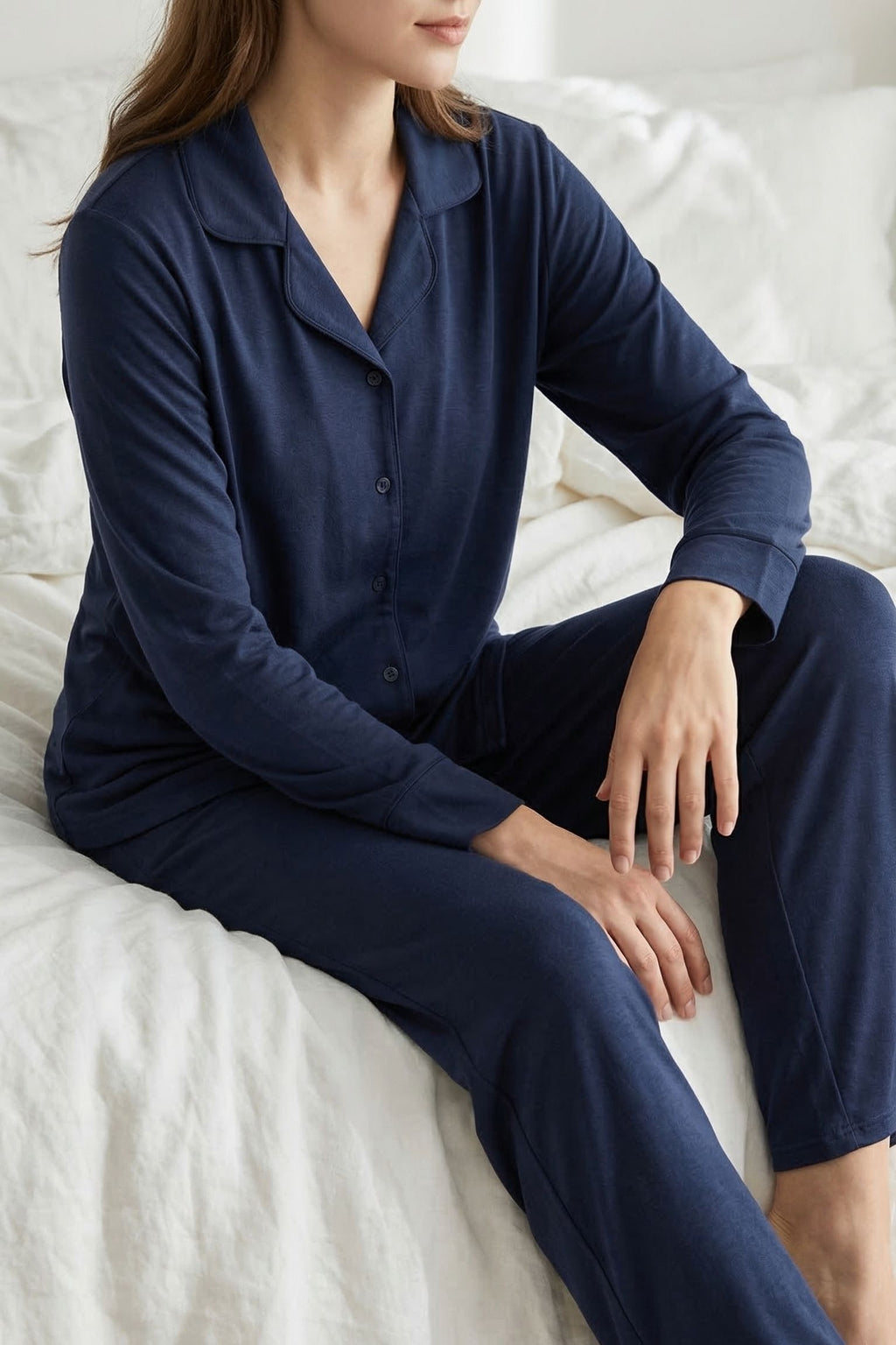 Pyjama en Soie de Mûrier Bleu Marin - Col Chemise et Revers Élégants