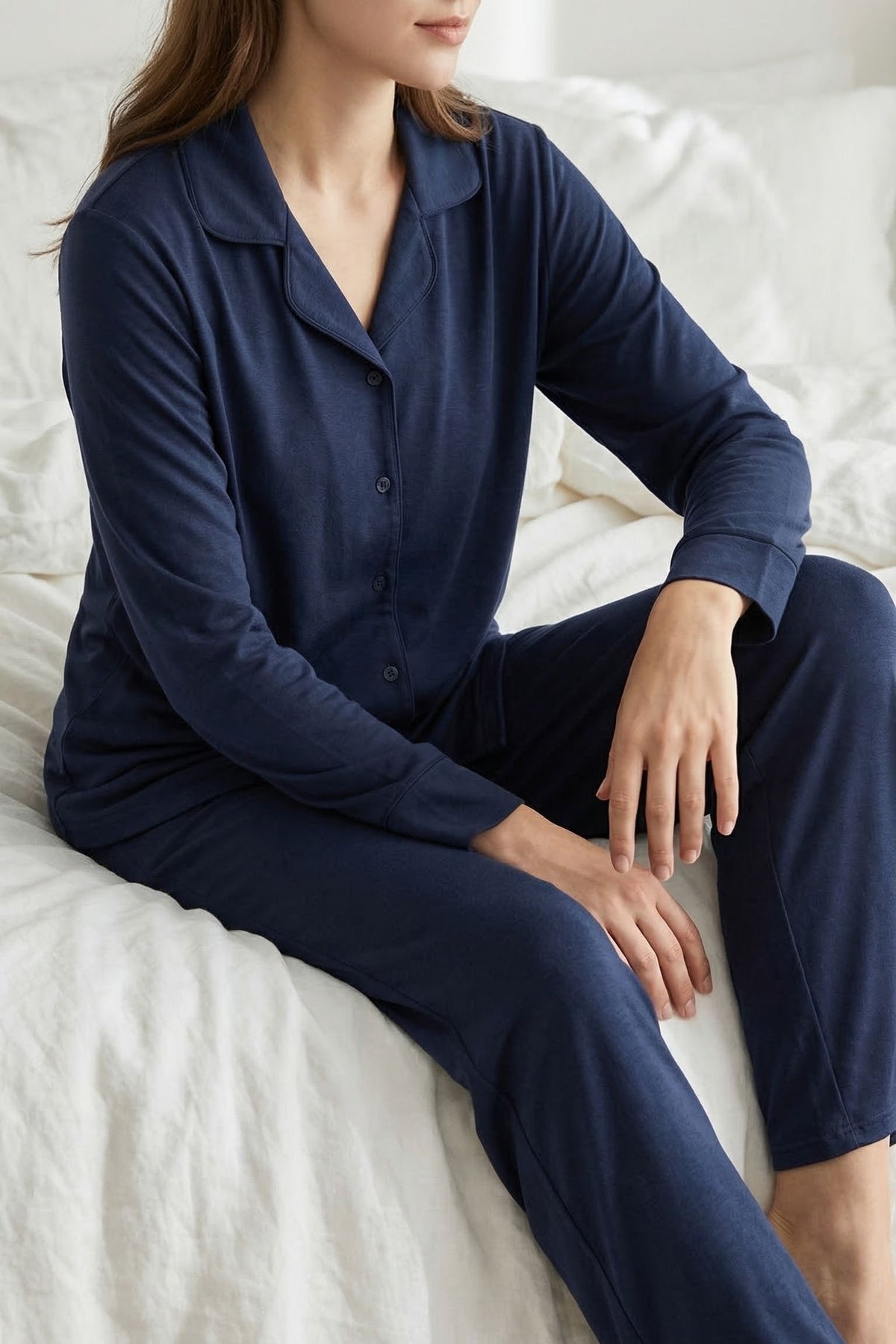 Pyjama en Soie de Mûrier Bleu Marin - Col Chemise et Revers Élégants