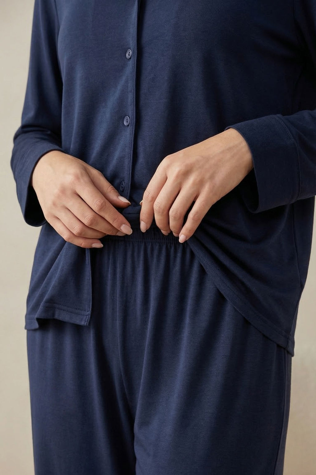 Pyjama en Soie de Mûrier Bleu Marin - Col Chemise et Revers Élégants