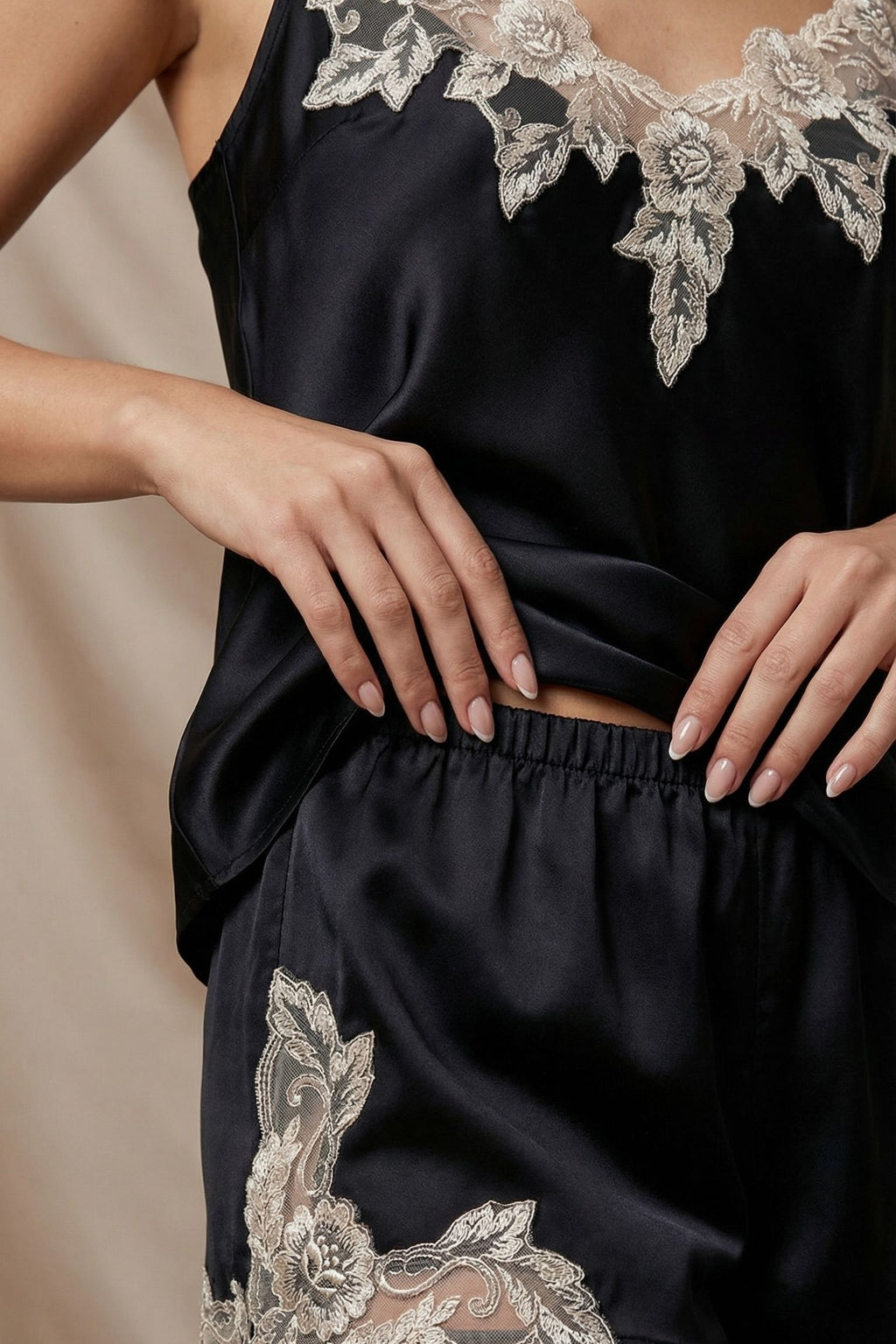 Ensemble Cami & Short en Soie de Mûrier avec Dentelle Florale Noir