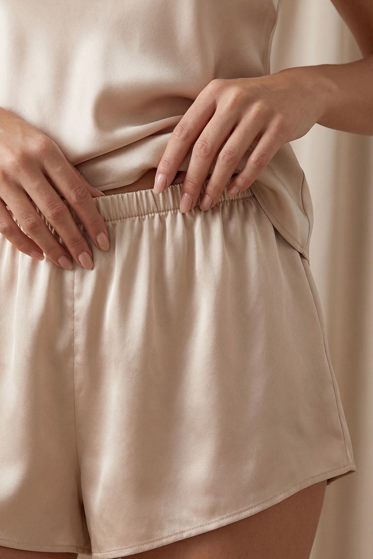 Nuisette en Soie de Mûrier avec Short Assorti Beige - Ensemble de Nuit
