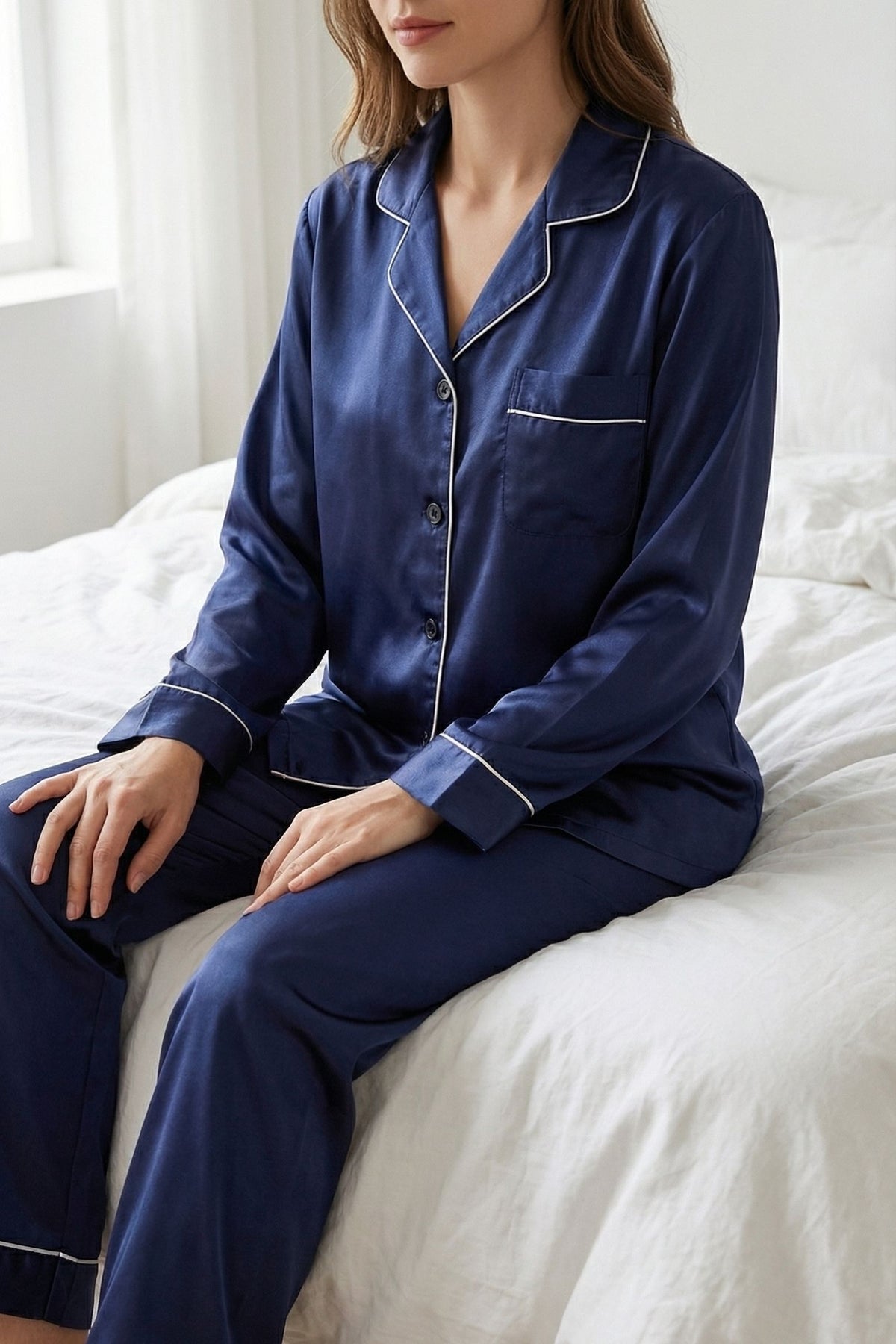 Pyjama en Soie de Mûrier avec Biais Contrasté Bleu Marin Ensemble de Nuit Luxe
